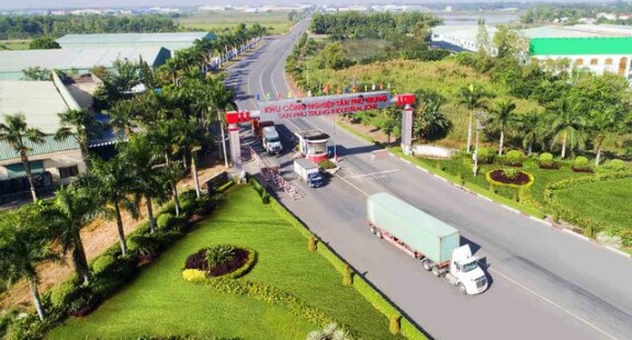 Cước vận tải đường bộ vẫn 'chờ' giá xăng, dầu giảm tiếp