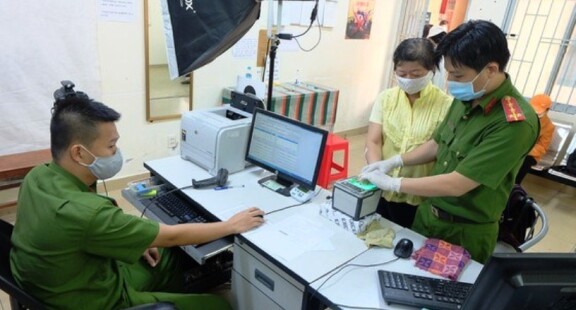 Công an khuyến cáo người dân không cho người lạ chụp CCCD