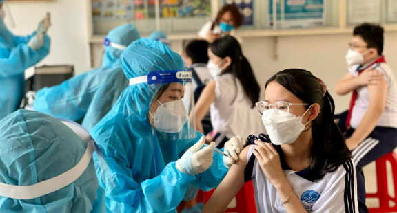 Bộ Y tế nói gì về việc 'bắt buộc học sinh phải tiêm vaccine Covid-19 mới được đi học trực tiếp'?