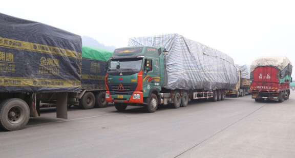 Trung Quốc tạm ngừng nhập khẩu hàng hóa qua cửa khẩu Hà Khẩu-Lào Cai