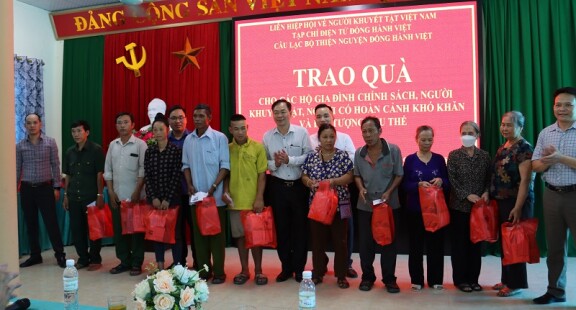 CLB thiện nguyện Đồng Hành Việt: Trao quà cho các gia đình chính sách, người khuyết tật, người có hoàn cảnh khó khăn và
